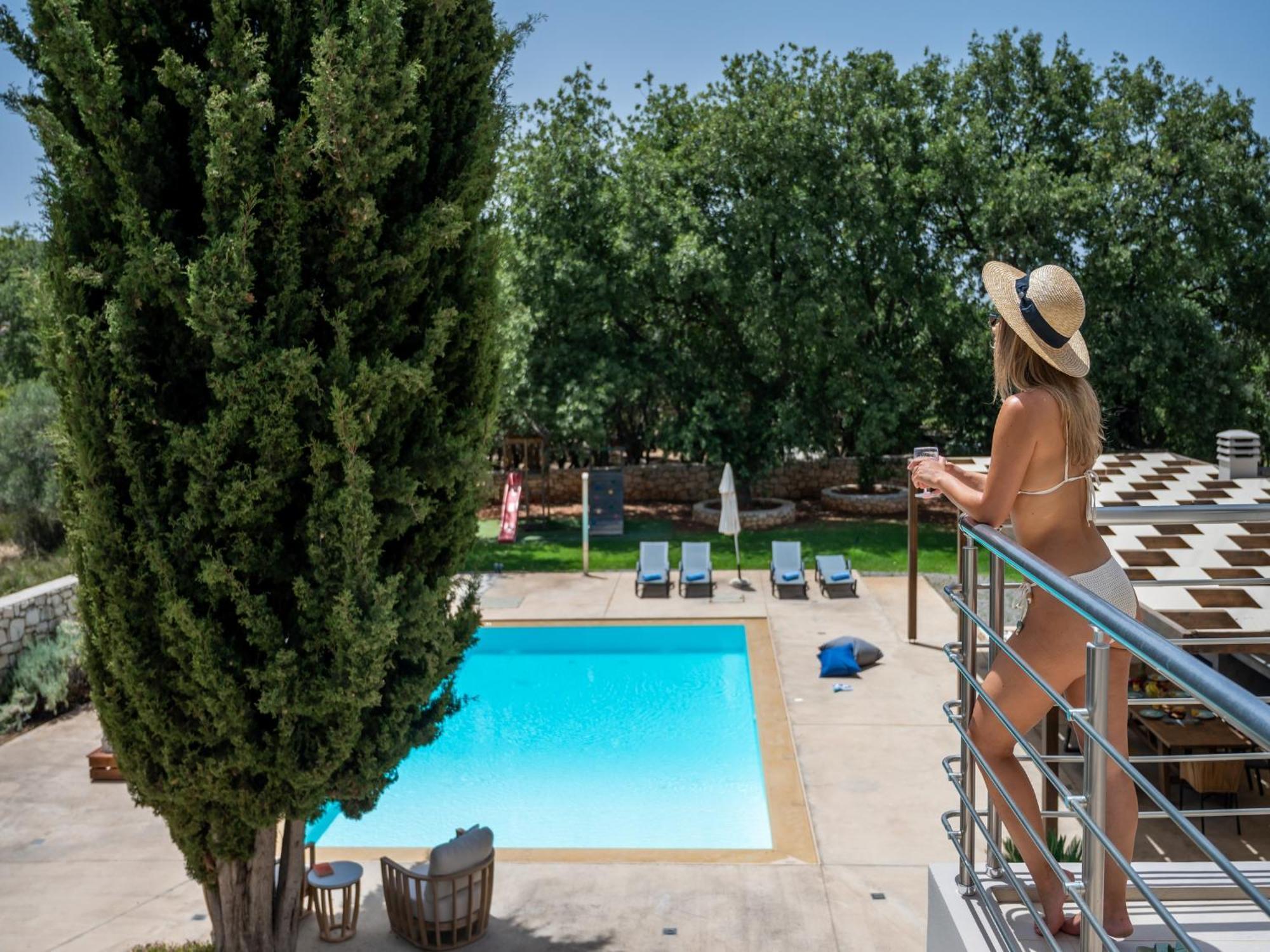 Villa Ellie - Heated Pool, Playground, Garden & Bbq! Vederoi Buitenkant foto