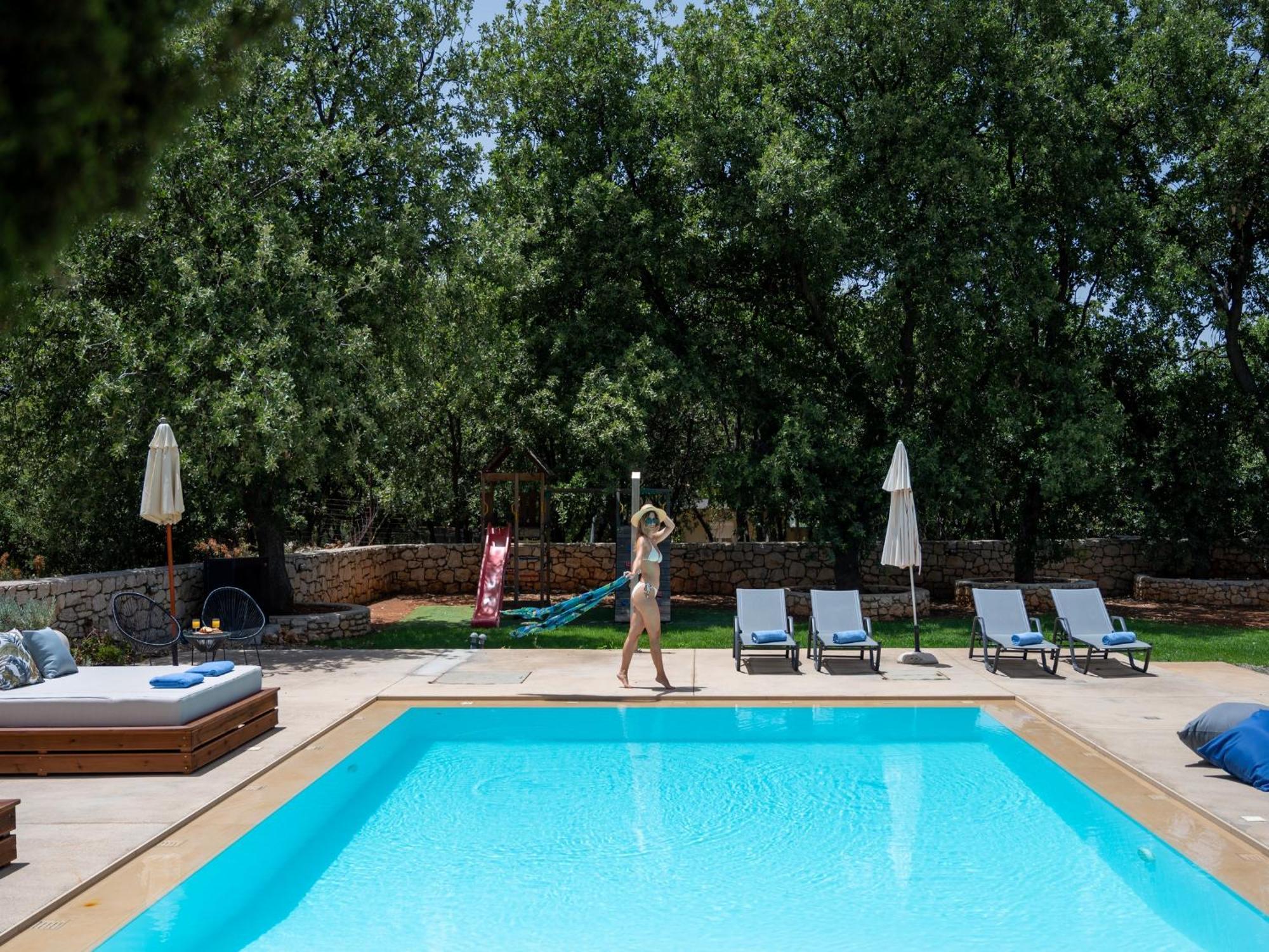 Villa Ellie - Heated Pool, Playground, Garden & Bbq! Vederoi Buitenkant foto