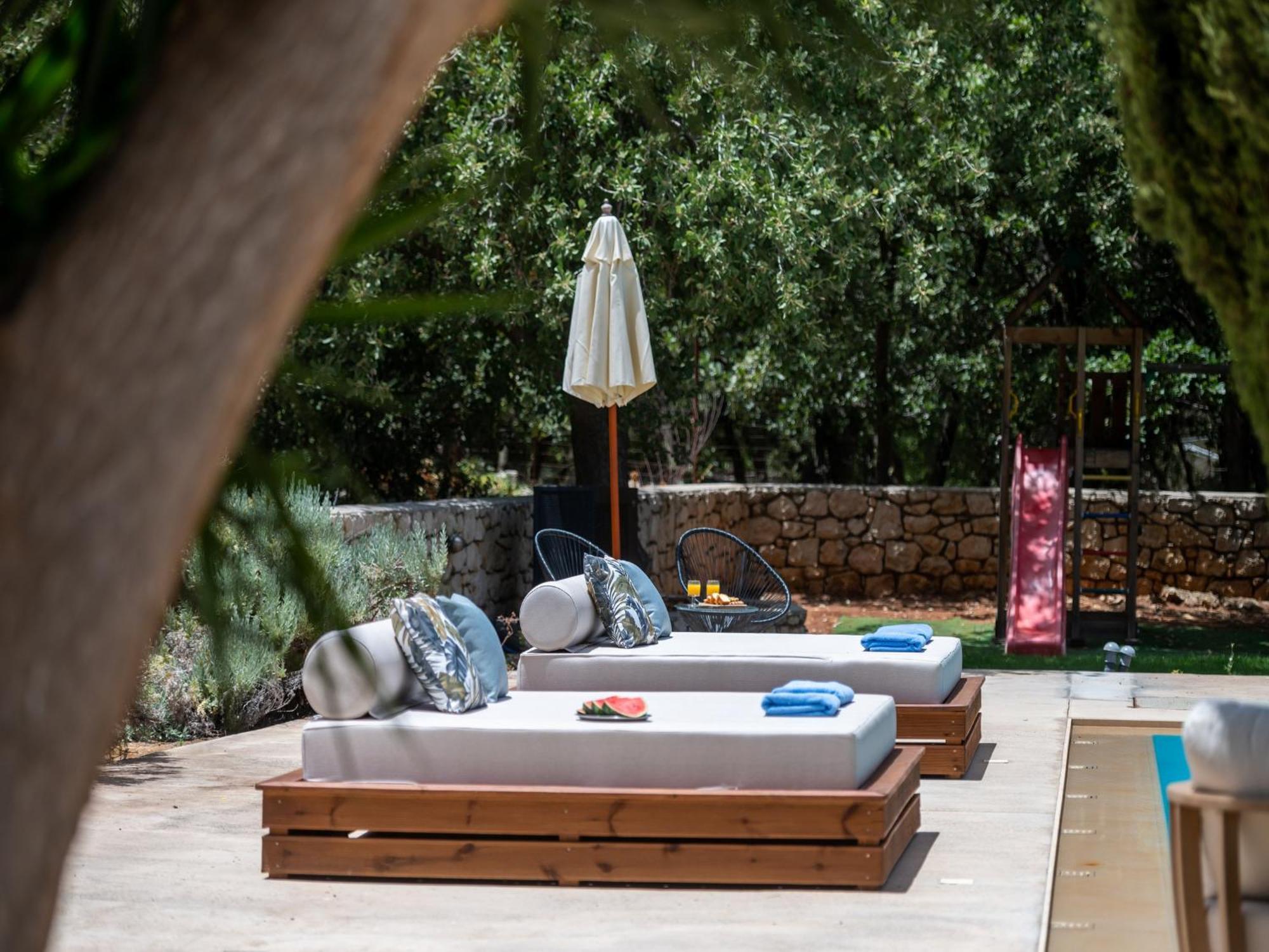 Villa Ellie - Heated Pool, Playground, Garden & Bbq! Vederoi Buitenkant foto