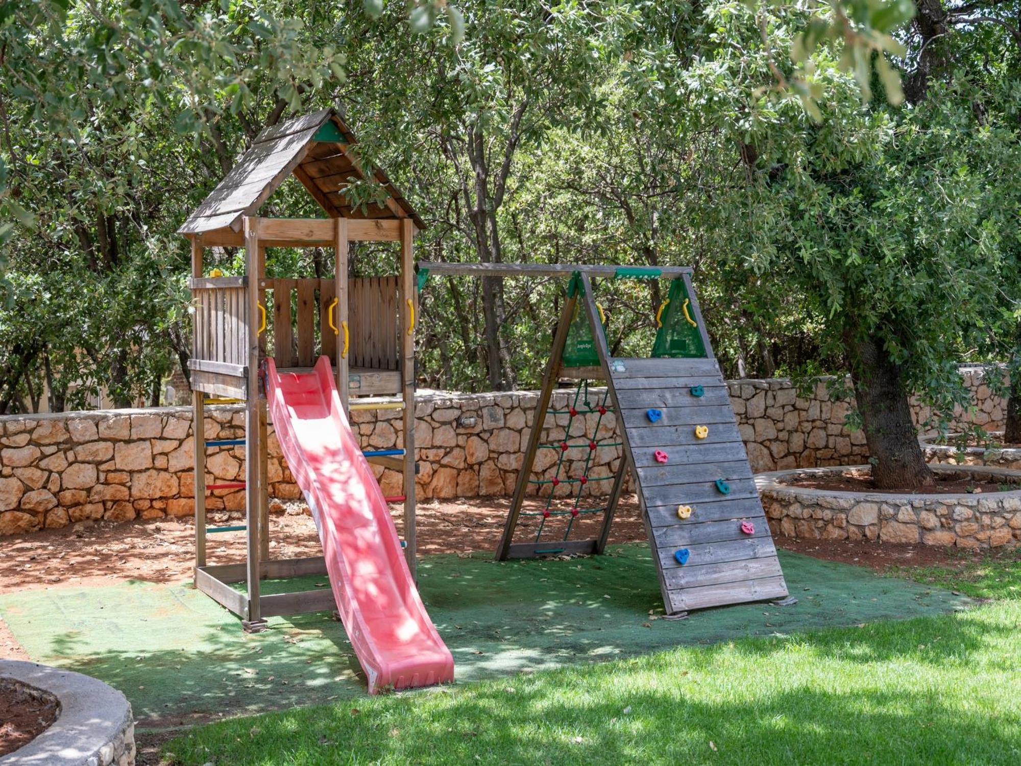 Villa Ellie - Heated Pool, Playground, Garden & Bbq! Vederoi Buitenkant foto