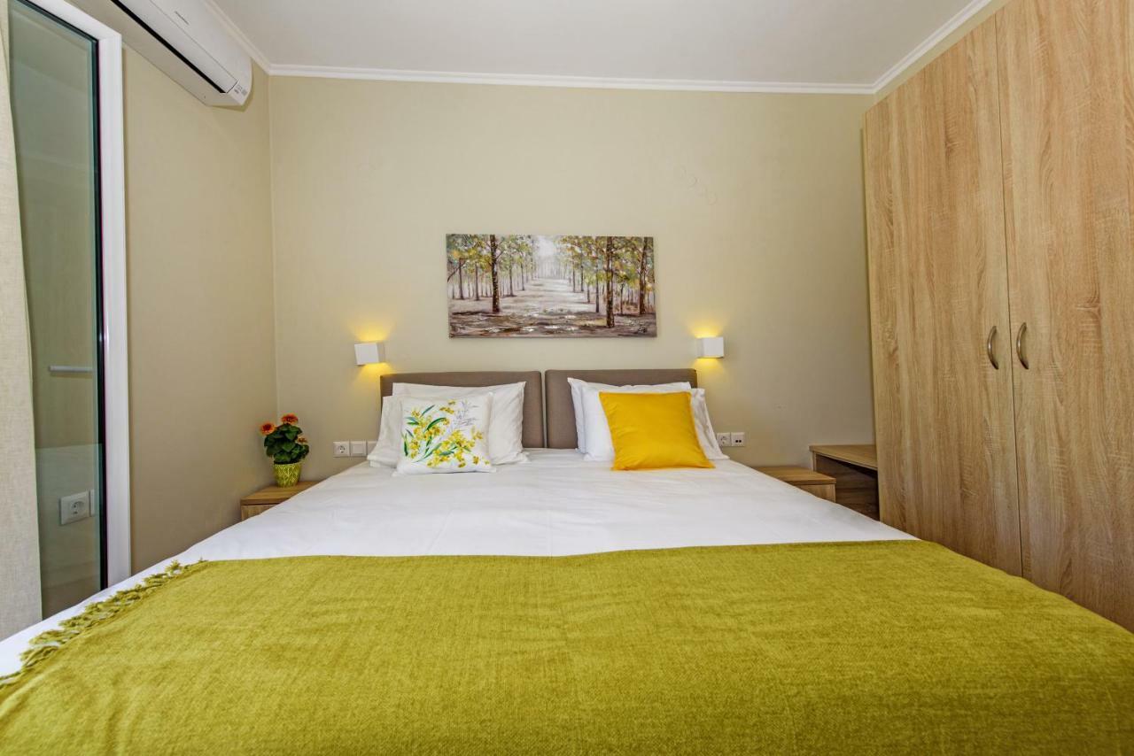 Villa Ellie - Heated Pool, Playground, Garden & Bbq! Vederoi Buitenkant foto