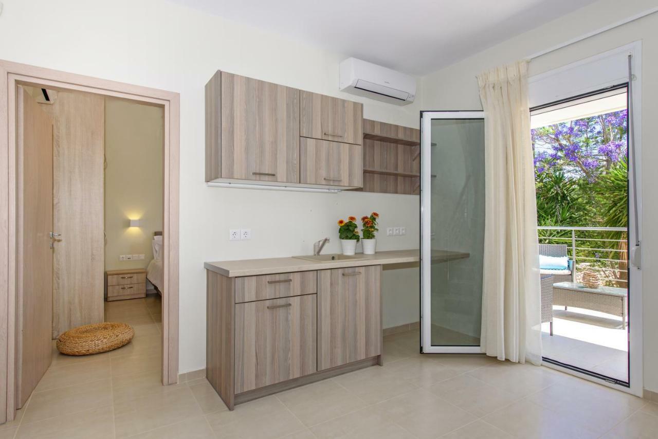 Villa Ellie - Heated Pool, Playground, Garden & Bbq! Vederoi Buitenkant foto